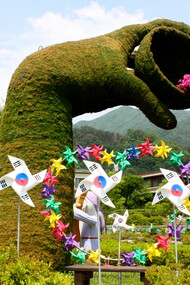 Un'opera di arte topiaria all'entrata dell'Hadong Green Tea Festival