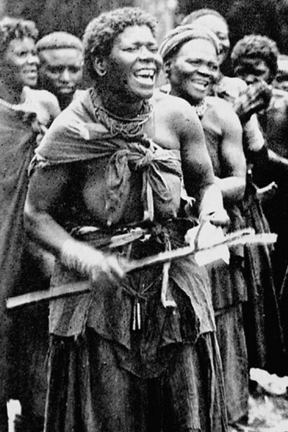 Fotografía de mujeres africanas realizando una danza ritual, 1930