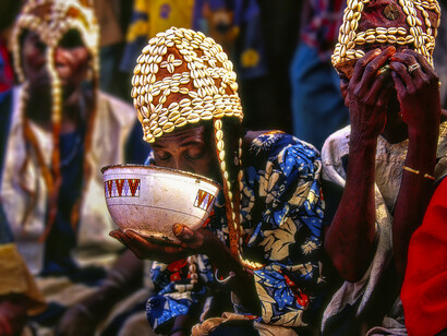 Niger – Danzatrici con il tipico costume in un momento di pausa ad  Abalak, villaggio tuareg sulla strada per Agadez
