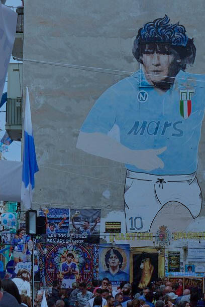 Napoli campione d'Italia, i tifosi sparsi per tutta Italia sono scesi con bandiere e maglie nelle piazze 