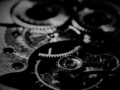 Mécanismes usés où le hasard s’insinue dans l’ordre des rouages