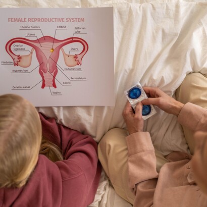 Mãe fala sobre saúde sexual e métodos contraceptivos com a filha adolescente