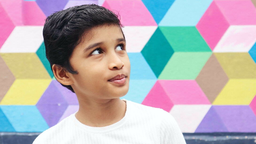 Ragazzo indiano, intercultura. Esistono dei concetti sociali che toccati con mano nel proprio vissuto, pur provenienti da un mondo che non esiste più, ancora fanno da ponte tra le diverse culture euro-asiatiche che appaiono così lontane ma in realtà sono così vicine come se vivessero, come nel mio caso, sotto lo stesso tetto e che aspettano solo di essere colte