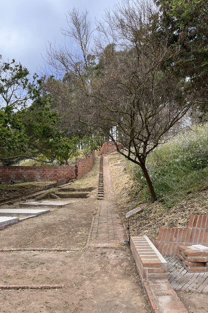 Tumbas en el cementerio de Ciudad Abierta en Ritoque, espacio creativo de la facultad de arquitectura de la Universidad Católica de Valparaíso, Chile