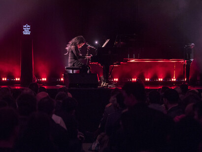 Diamanda Galás, conocida por su distintiva voz de 5.4 octavas y un semitono de amplitud