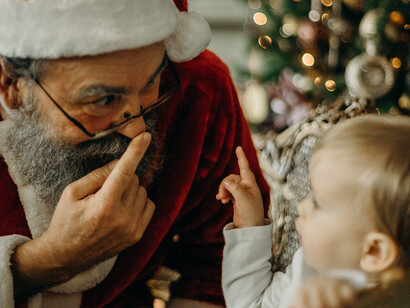 Avô brinca com a netinha em noite de natal vestido de papai noel