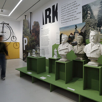 The bourgeoise on stage, exhibition view. Courtesy of History Museum