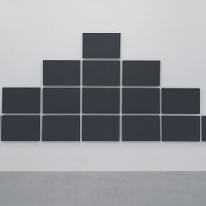 Alan Charlton

Pyramid Grid Painting, 2011
Acrilico su tela, 193,5x499,5 cm

Veduta parziale dell’esposizione
A arte Studio Invernizzi, Milano, 2011

Courtesy A arte Invernizzi, Milano
Foto Bruno Bani, Milano