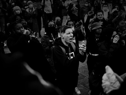 Se trata de enseñar de manera activa, vivencial, a los jóvenes y niños  a trabajar consigo mismos