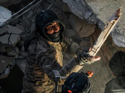 Soldados em escombros na região de Donbass. Grupos separatistas pró-russos lutam contra as forças ucranianas pelo controle da região