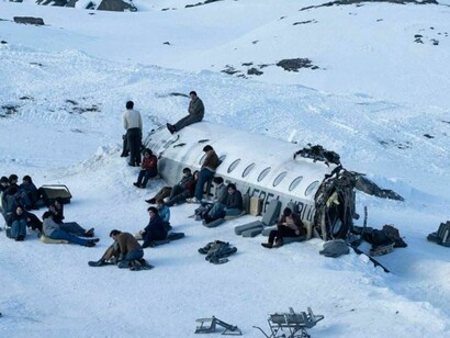 Con una puesta en escena impactante, "La sociedad de la nieve" logra sumergir al espectador en el frío, el miedo y la esperanza de quienes lucharon por su vida