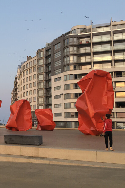Arne Quinza.La instalación de arte público Rock Strangers, 2013, en la plaza Zeeheldenplein, Ostende, Bélgica