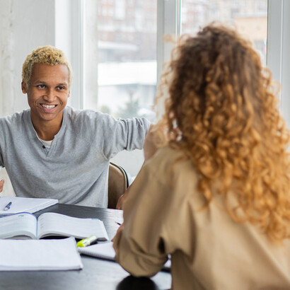 Em um contexto abrangente após a pandemia, professora recebe aluno que sentia saudades de suas aulas presenciais