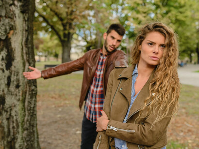 Una ragazza e un ragazzo litigano in un parco: la rabbia interiore esplode fino a trasformarsi in azioni rovinose