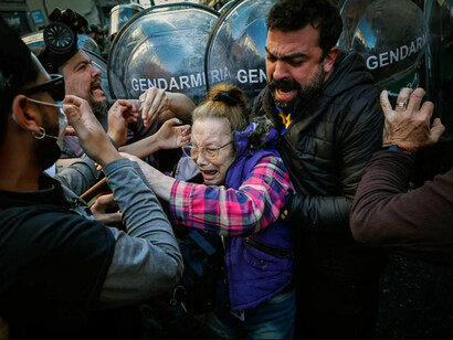 Jóvenes defienden a una jubilada atacada durante una marcha, Buenos Aires, Argentina. Cada miércoles, los jubilados son reprimidos por reclamar lo que les pertenece: una vejez digna