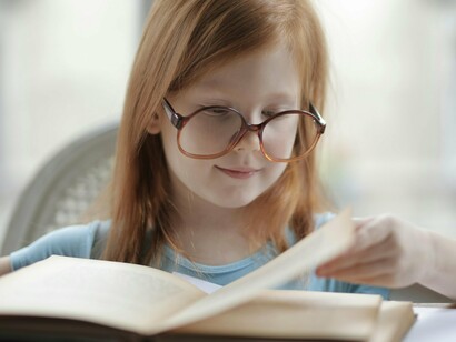 Uma subclassificação dos gêneros literários quanto à estrutura composicional tem o condão de resolver esse problema, denominando a obra de Machado de Assis como romance e a de Camões como poema épico (poema porque está escrito em versos; épico porque narra ações memoráveis), ou epopeia



