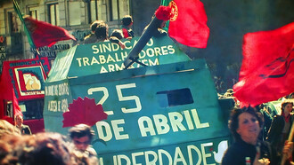 Revolução dos Cravos. A Revolução dos Cravos tardou, mas concretizou-se a 25 de abril de 1974 pela mão do Movimento das Forças Armadas (MFA), conseguindo assim derrubar aquele que foi o regime ditatorial mais longo da Europa