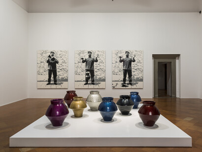 Han Dynasty Vases with Auto Paint (Vasi della dinastia Han con vernice per carrozzeria), 2014. Vasi della dinastia Han (206 a.C.). Courtesy of Ai
Weiwei Studio.