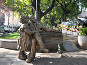 Estatua de San Martín y Merceditas, Mendoza, Argentina. La figura de San Martín trasciende su papel de libertador para revelarse también como un padre profundamente comprometido con el legado moral y educativo que dejaba a su hija