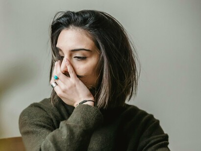 Perché “Senza senso” è soprattutto un romanzo, una storia di vita e una storia d’amore perché Daniela è una donna e come donna vuole vivere pienamente e, sebbene in età non più giovanissima, incontra l’amore