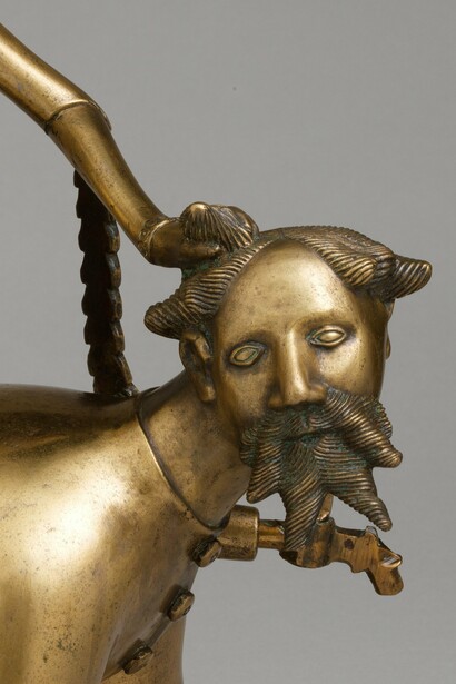 Aguamanil inspirado en el relato medieval "Aristóteles y la cortesana", bronze, ca. siglo XV