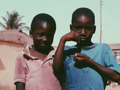 Les écoles traditionnelles africaines. Elles constituent un environnement extrêmement organisé et codifié
