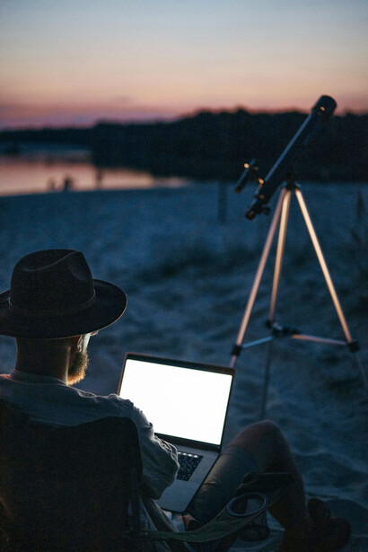 Un ovnílogo recabando datos sobre la actividad espacial