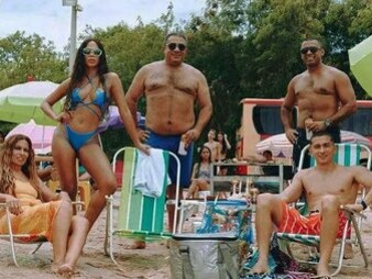 Anitta une bossa nova e funk em Girl From Rio, destacando desigualdades sociais e cultura brasileira