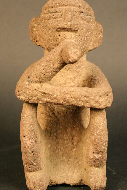 Figura antropomorfa masculina sedente: sukie

Materiales: Piedra

Medidas: 163mm de alto