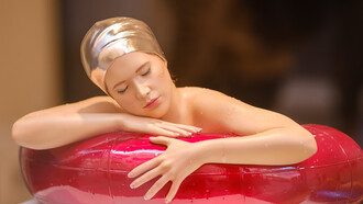 Carole A. Feuerman's ultra-realistic sculpture