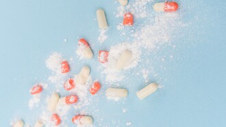 La dipendenza da sostanze stupefacenti nasce spesso dal desiderio di evasione e piacere immediato, un’illusione di felicità simile all’idealizzazione dell’amore