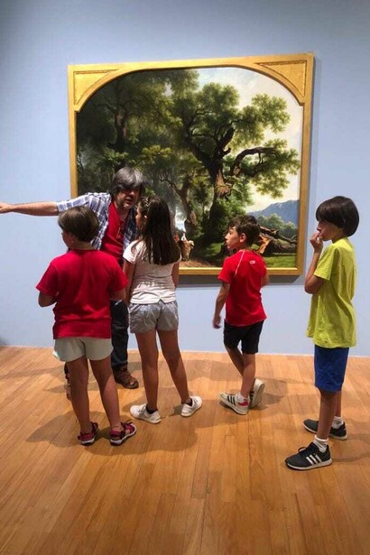 Bambini seguono la visita guidata di Ciampiero Monaca con entusiasmo