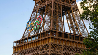 Anéis olímpicos na Torre Eiffel, Paris. Jogos Olímpicos de Paris em 2024