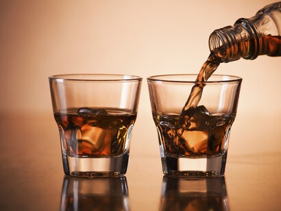 Dos vasos de ron