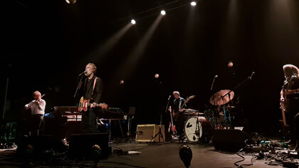 Glen Hansard. Hansard è apparso subito in grandissima forma, cominciando con la delicatezza e i ricordi francesi di "Sure as the rain", mettendo alla prova la voce nelle tonalità più profonde, una voce forse mai sentita così calda e avvolgente 