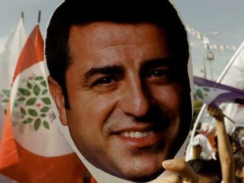 Un partidario del Partido Demócrata de los Pueblos Kurdos sostiene una máscara de su exlíder, Selahattin Demirtas