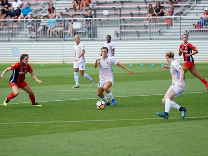 Il calcio divenne uno sport globale nel XX secolo, con la nascita della FIFA nel 1904 e la prima Coppa del Mondo nel 1930, vinta dall'Uruguay