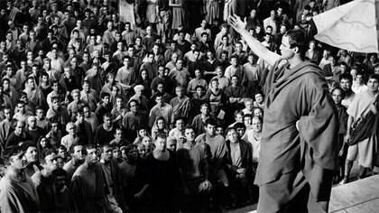 Marlon Brando como Marco Antônio no filme "Júlio César", de 1953. Depois do assassinato de César (44 a.C.), Brutus, contrariando Cássio e Cícero, concordou que César deveria ter as exéquias tradicionais, com o habitual elogio fúnebre feito por Marco António