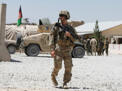 Soldad estadounidense en territorio afgano durante el conflicto armado contra Al Qaeda