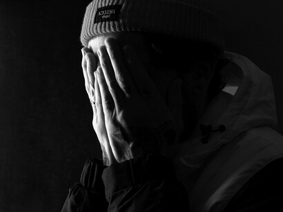 Joven cubriéndose el rostro: cuando pensamos, o simplemente mencionamos la palabra culpa en relación con una conducta, emerge en nosotros una sensación de intranquilidad y desasosiego, cuya intensidad es variable