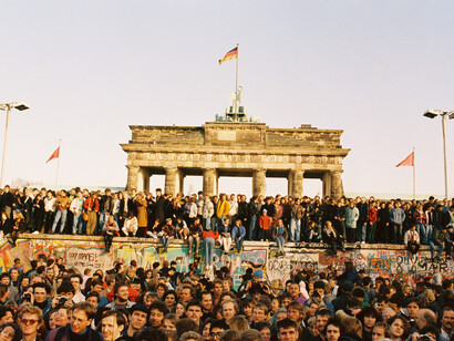Klaus Lehnartz, People celebrating on the Berlin Wall, Berlin, 10.11.1989 (c). Courtesy of Deutsches Historisches Museum