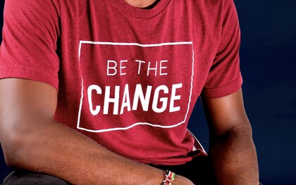 Le t-shirt à message fait son grand retour, plus radical et plus politique