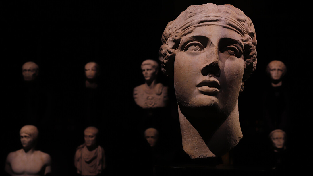 Rostos de estátuas e pensadores milenares