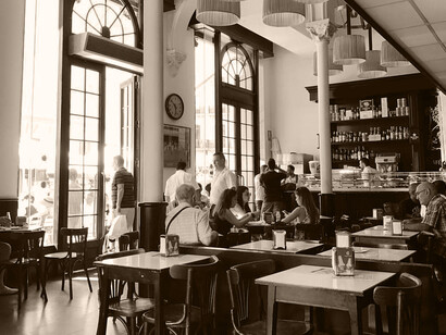 Pidió un café con leche y un donut de chocolate