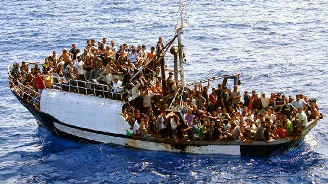 Una embarcación cargada de inmigrantes se acerca a la isla de Lampedusa