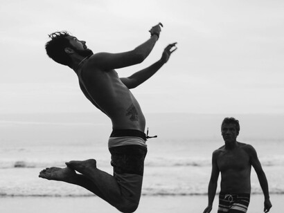 O contraste entre o cansaço diário e a beleza tranquila da praia de Ipanema, Rio de Janeiro, Brasil, durante o final de tarde