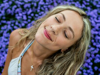 Lucas e Marina só se conheceram no Ensino Médio, exatamente naquele ano. Nunca haviam trocado mais do que duas ou três frases — e mesmo essas frases foram sobre coisas banais, como "a professora pediu pra passar a folha" ou "você tem corretivo emprestado?". E ainda assim, havia algo entre eles que não precisava de palavras