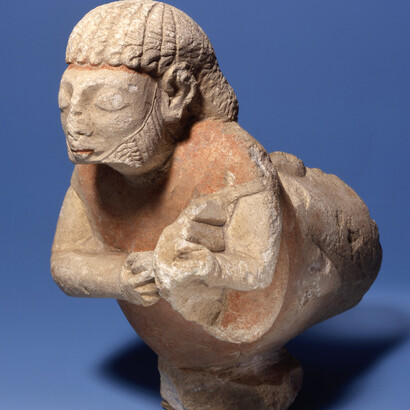 Créature hybride jouant de la lyre, Calcaire, h. 17,2 ; l. 16,5 cm, Découverte : Lindos, acropole, « couches archaïques »/ production : Chypre, 600-550 av. J.-C. Acquise en 1942, don de la Fondation Carlsberg © Copenhague, Musée national du Danemark