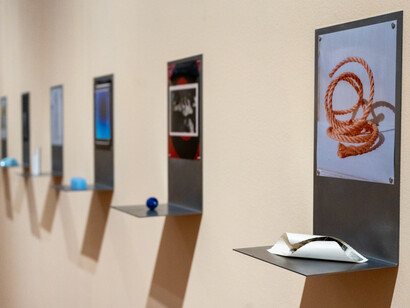 Artisti vari, Scrittura obliqua – Fotografia e poesia, vista dell’esposizione. Cortesia del Museo di Fotografia Contemporanea