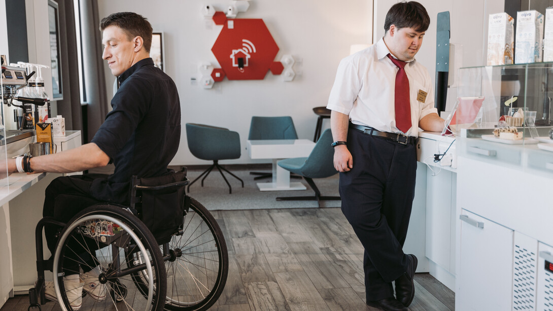 Colegas de trabalho compartilham as experiências do dia no escritório da empresa